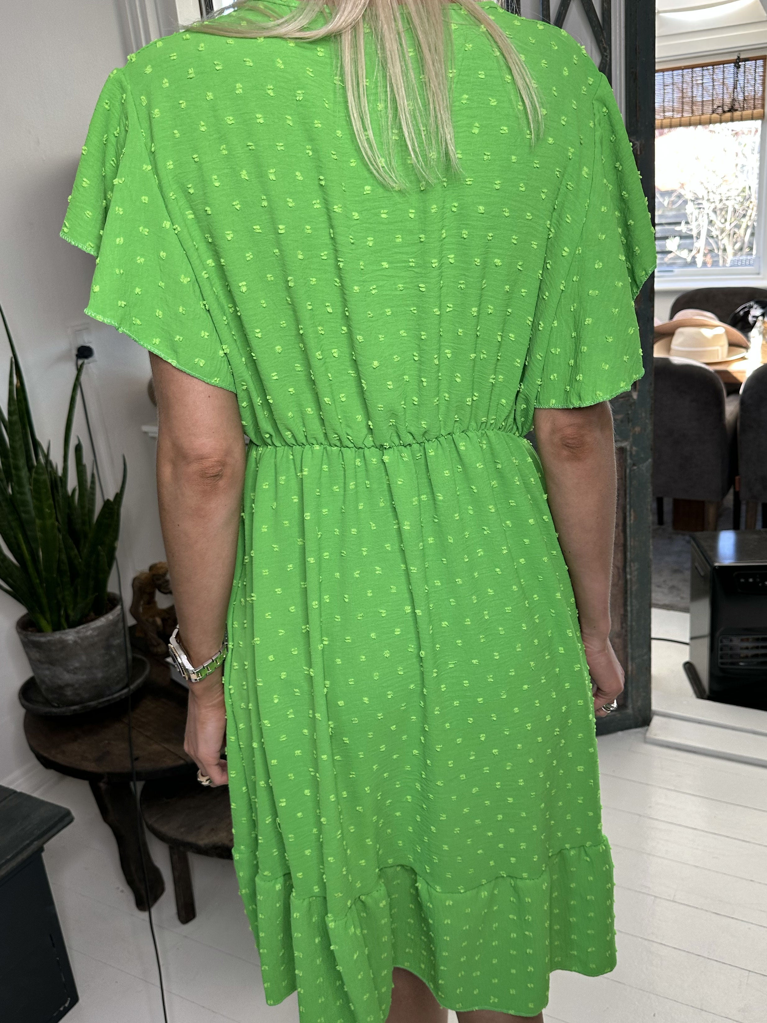 Vanilla - Sommarklänning med prickiga detaljer och volangärmar